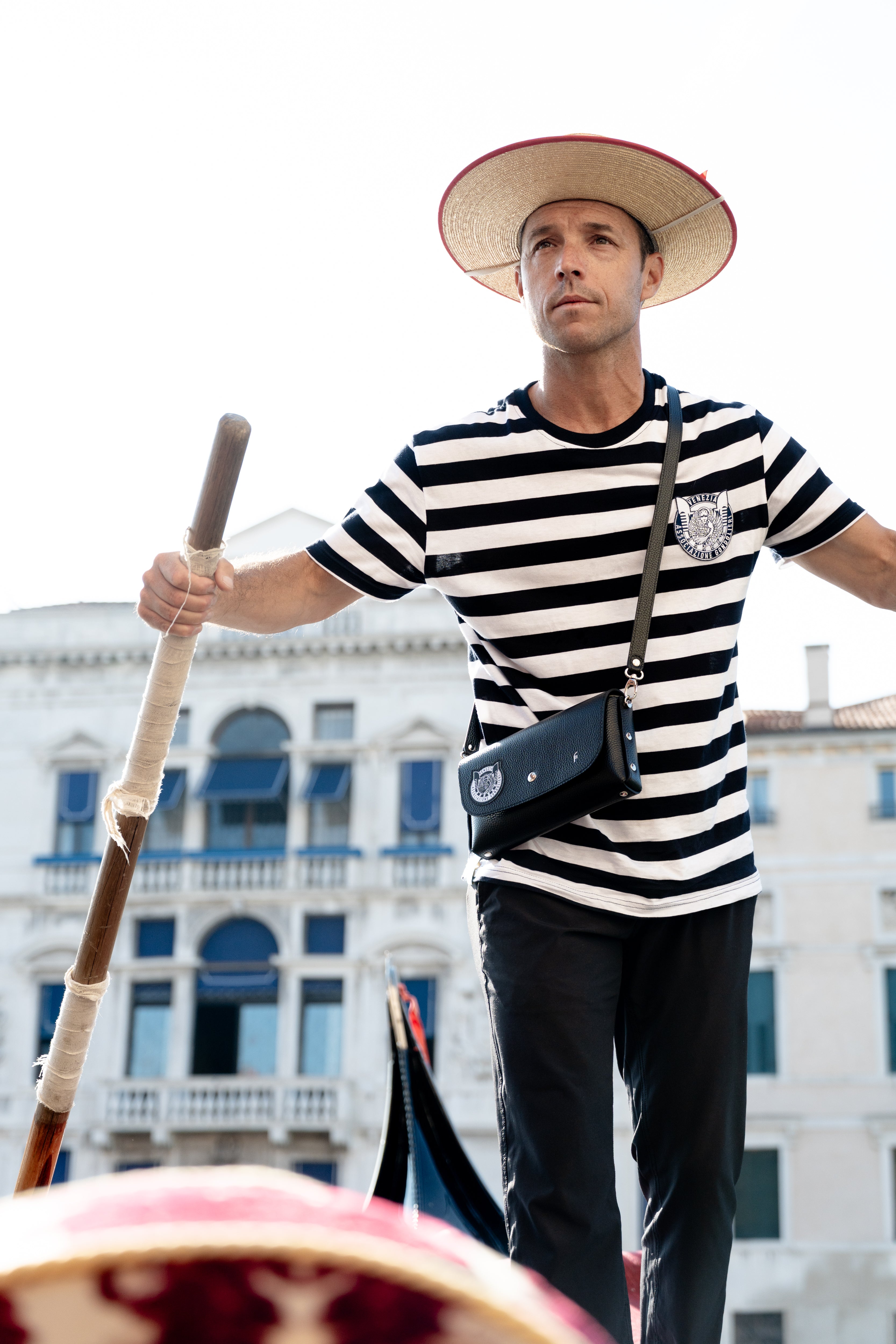 immagine di borsa Gondoliere indossato da un Gondoliere